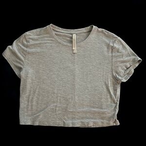 ARITZIA THE GROUP BABATON LADIES CROP T SHIRT GREY SIZE MEDIUM